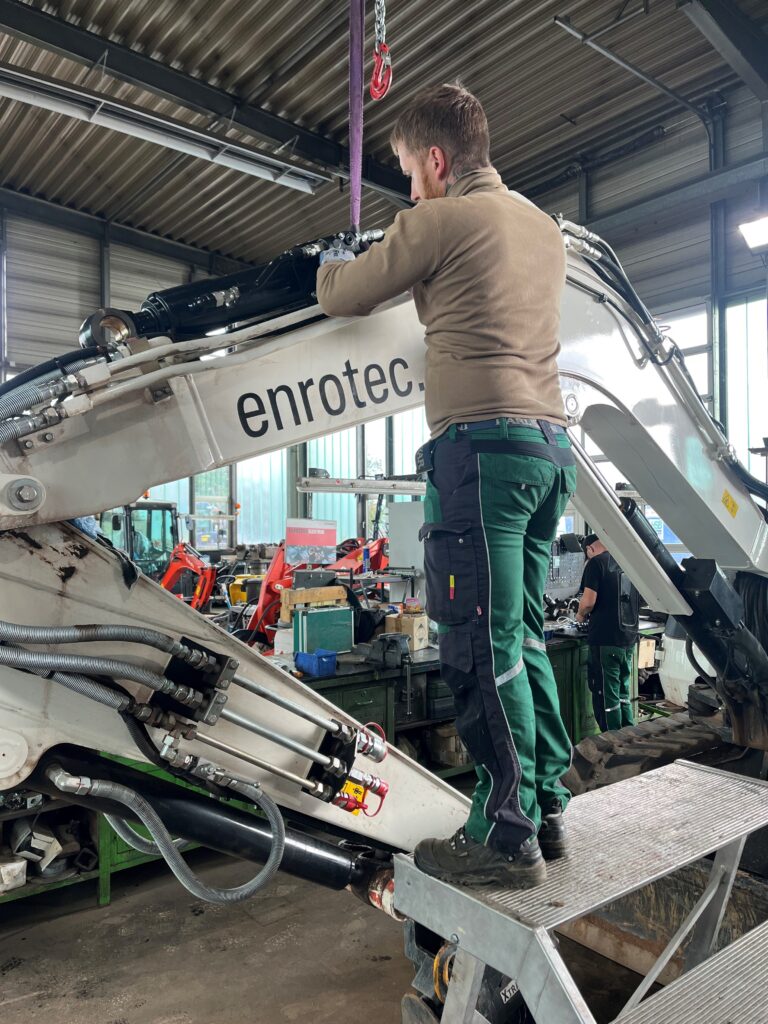 Service Team wartet einen Bagger