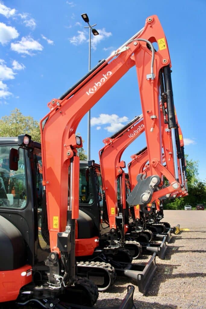 Unternehmen: Mehrere Kubota Bagger hintereinandner gereit